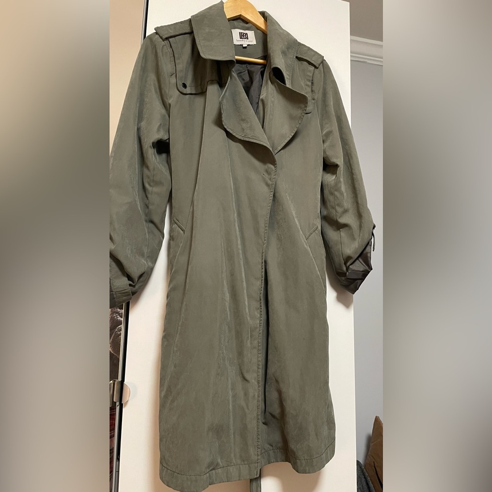 Trench coat in olive color by Laundry by design
